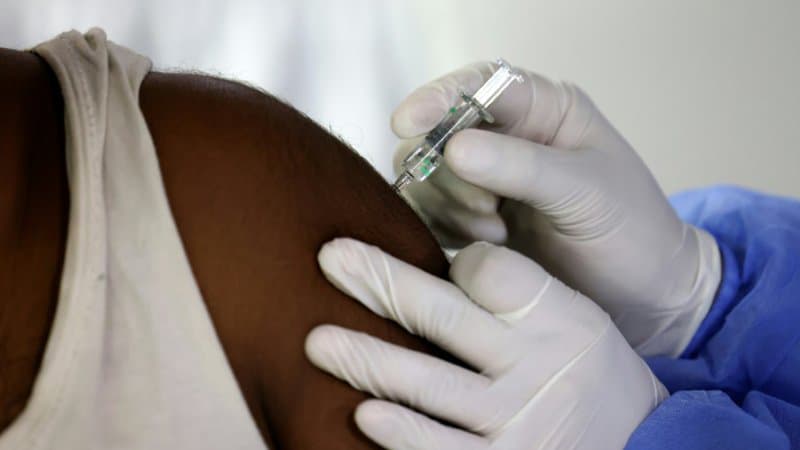 Administration-du-vaccin-chinois-Sinopharm-contre-le-Covid-10-au-Guru-Nanak-Darbar-Gurudwara-temple-sikh-a-Dubai-le-28-fevrier-2021-977967