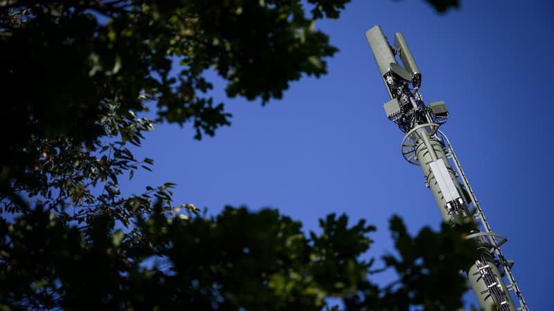 Destruction d’antennes : un militant anti-5G condamné à porter un bracelet électronique