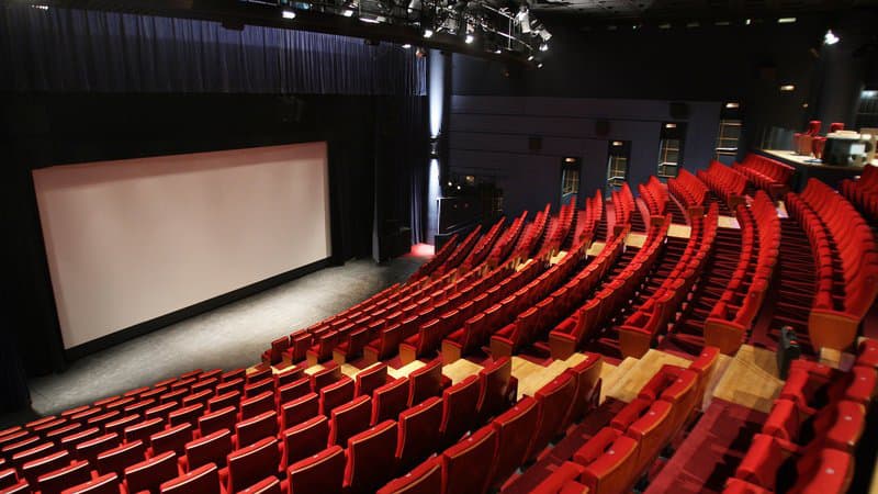 Réouverture des cinémas: un grand embouteillage de films se profile