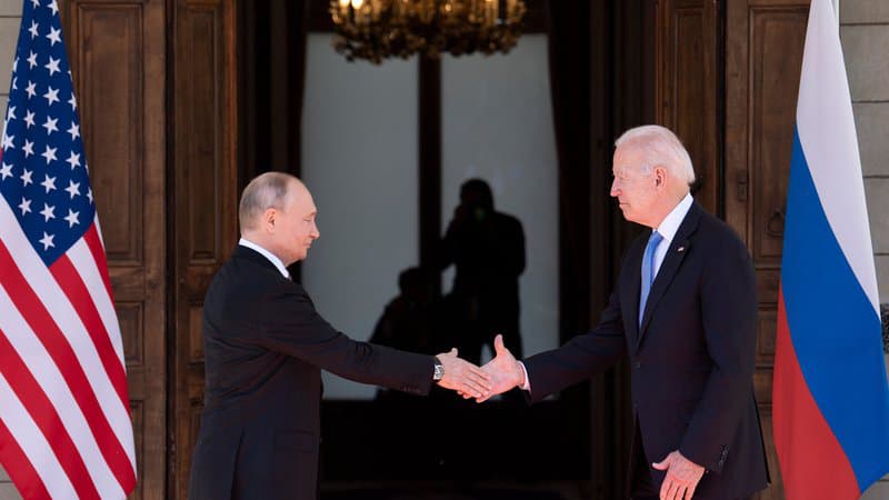 La-poignee-de-main-entre-Joe-Biden-et-Vladimir-Poutine-le-16-juin-2021-a-Geneve-1050376