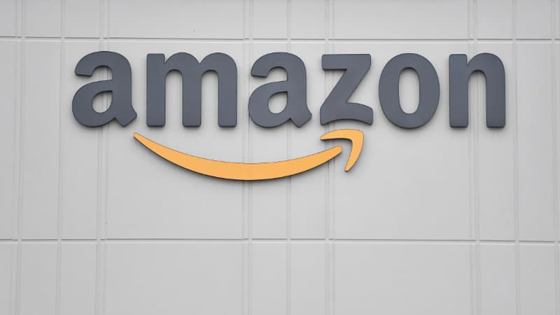 Le-logo-du-geant-americain-de-la-distribution-Amazon-le-30-mars-2020-dans-un-centre-a-Staten-Island-a-New-York-1045826