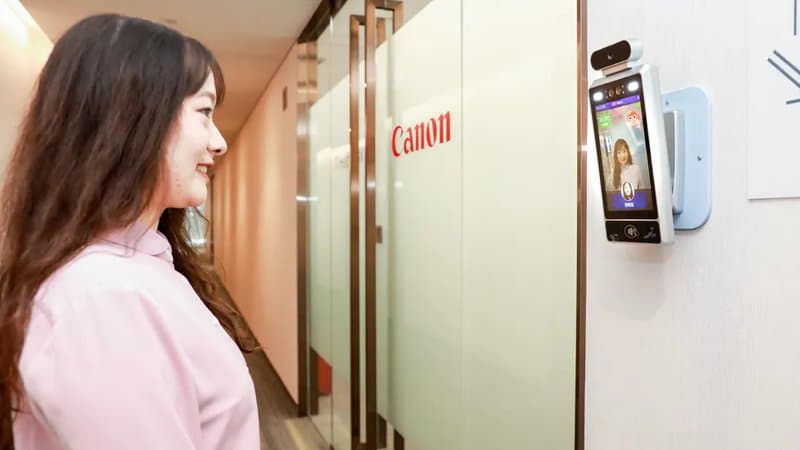 Pour aller travailler, les employés chinois de Canon doivent sourire à une caméra