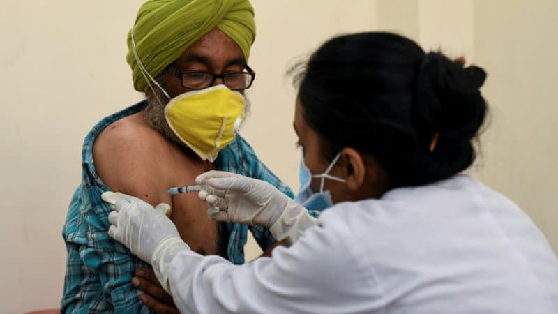 Vaccination-dans-un-hopital-d-Amritsar-dans-l-Etat-du-Pendjab-en-Inde-le-1er-mai-2021-1018095