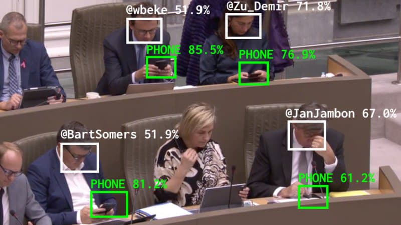 Belgique: une intelligence artificielle traque les députés distraits par leur smartphone