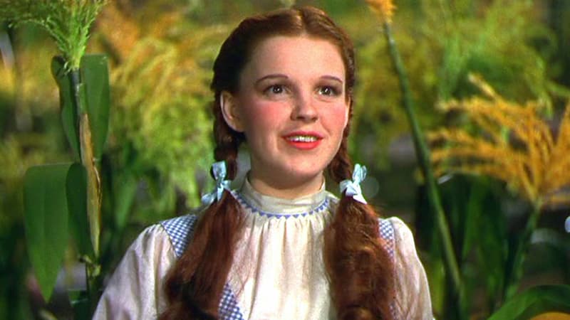 Une robe portée par Judy Garland dans “Le Magicien d’Oz” retrouvée 40 ans après avoir disparu