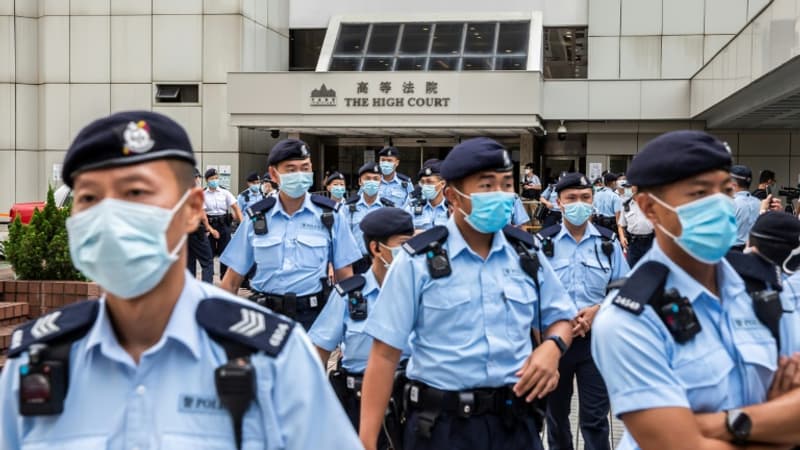 La-police-se-rassemble-devant-le-tribunal-apres-la-condamnation-du-militant-pro-democratie-Tong-Ying-kit-pour-terrorisme-le-30-juillet-2021-a-Hong-Kong-1076511