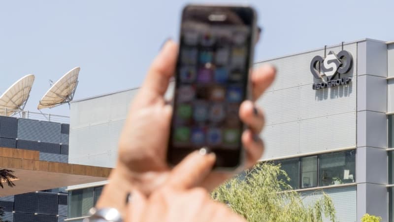 Une-femme-montre-son-telephone-devant-le-siege-de-l-entreprise-NSO-qui-a-concu-un-logiciel-espion-le-28-aout-2016-a-Herzliya-en-Israel-1070886