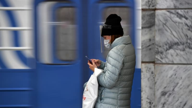 Une-femme-porte-un-masque-pour-se-proteger-du-coronavirus-dans-une-station-de-metro-a-Moscou-le-12-octobre-2020-410361