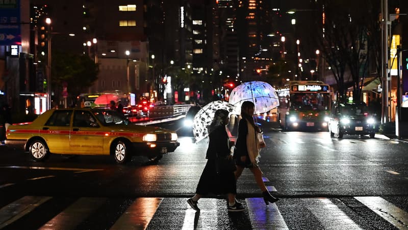 Des-femmes-marchant-dans-la-rue-au-Japon-1176076