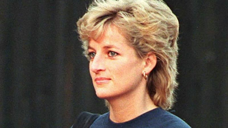 “The Crown”: l’actrice qui incarne Diana dans la prochaine saison revêt sa célèbre “revenge dress”