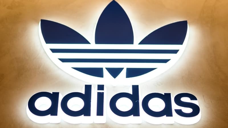 Le-logo-de-lequipementier-sportif-allemand-Adidas-le-8-fevrier-2021-a-Tokyo-970244