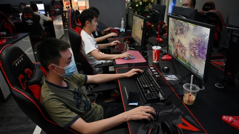 De-jeunes-Chinois-jouent-a-des-jeux-video-dans-un-cybercafe-de-Pekin-le-10-septembre-2021-1137186