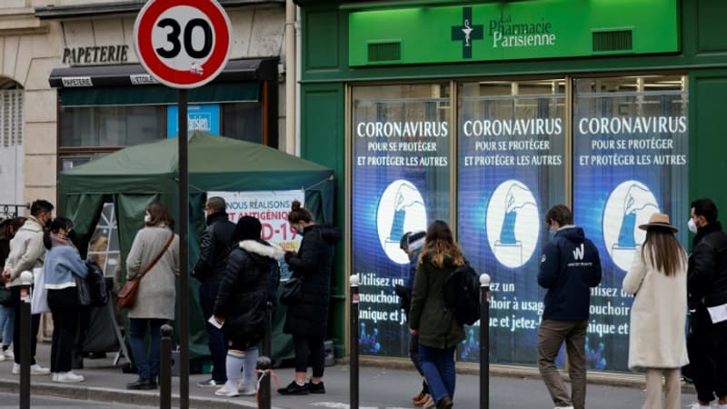 Des-personnes-font-la-queue-le-6-janvier-2022-devant-une-pharmacie-a-Paris-pour-un-test-de-depistage-du-Covid-19-1211421