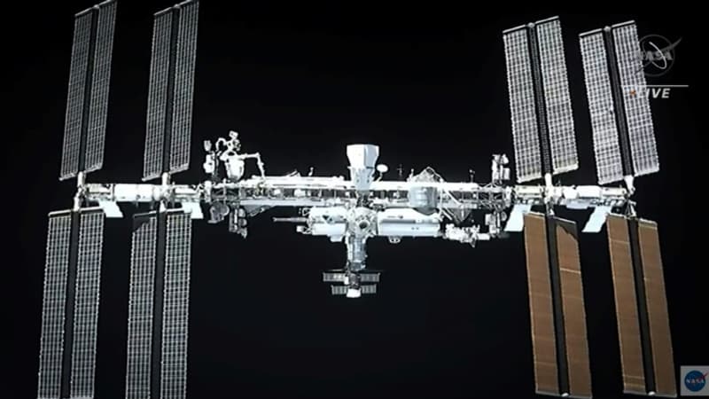 L-ISS-vue-depuis-la-capsule-Crew-Dragon-de-Space-X-avant-son-arrimage-le-24-avril-2021-1048525