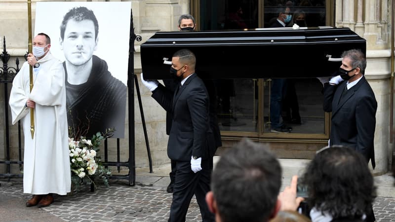 Obsèques de Gaspard Ulliel: le cercueil de l’acteur applaudi à la sortie de l’église Saint-Eustache