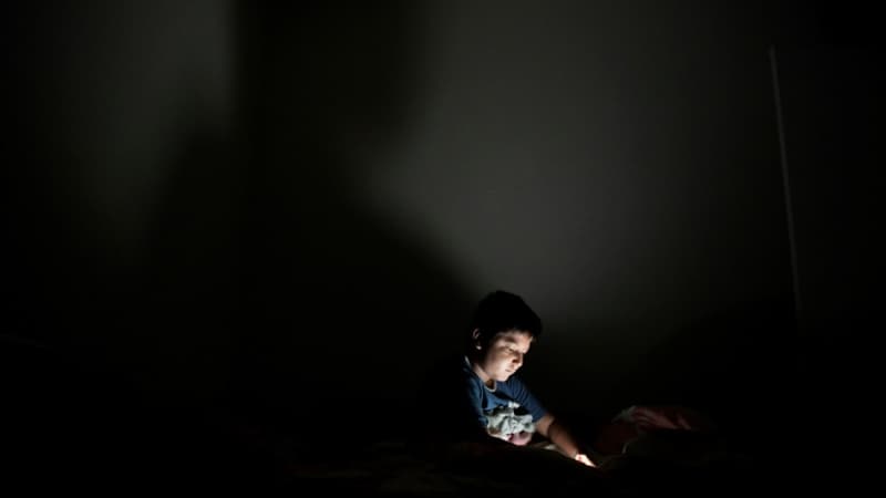 Un-enfant-joue-sur-un-smartphone-dans-sa-chambre-a-San-Salvador-en-octobre-2018-1137943