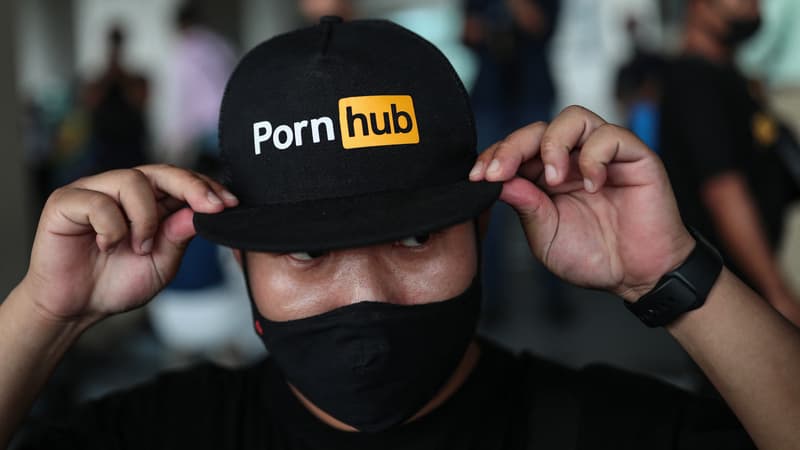 Un-homme-portant-une-casquette-Pornhub-le-3-novembre-2020-a-Bangkok-Thailande-1050413