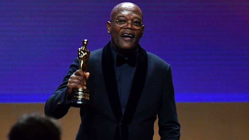 Samuel-L-Jackson-avec-son-Oscar-d-honneur-le-25-mars-2022-1378894