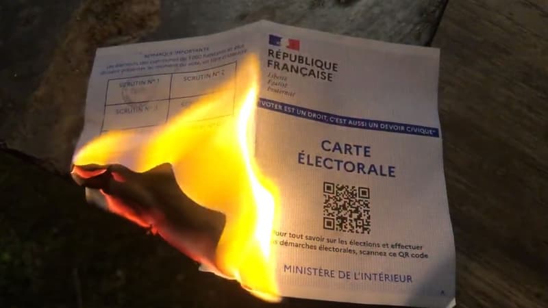 Présidentielle: Xavier Beauvois brûle sa carte d’électeur après les résultats du premier tour