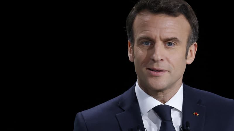 Présidentielle: Emmanuel Macron souhaite-t-il vraiment mettre fin à “l’anonymat” en ligne?