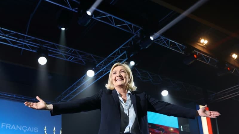 Marine-Le-Pen-candidate-du-Rassemblement-national-a-l-election-presidentielle-en-meeting-a-Arras-le-21-avril-2022-a-trois-jours-du-second-tour-1398979