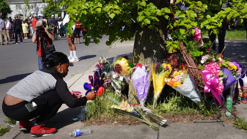 Des-gerbes-de-fleurs-deposees-a-Buffalo-apres-une-tuerie-qui-a-fait-10-morts-1413373