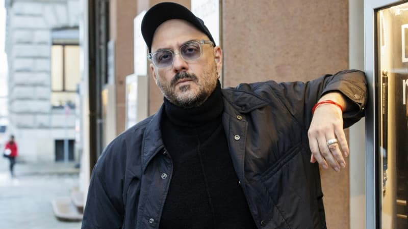 Le-metteur-en-scene-et-realisateur-russe-Kirill-Serebrennikov-devant-le-theatre-Thalia-a-Hambourg-en-Allemagne-le-14-janvier-2022-1377566