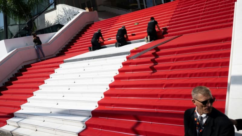 Pose-du-tapis-rouge-sur-les-marche-du-palais-du-festival-a-Cannes-le-17-mai-2022-1414501