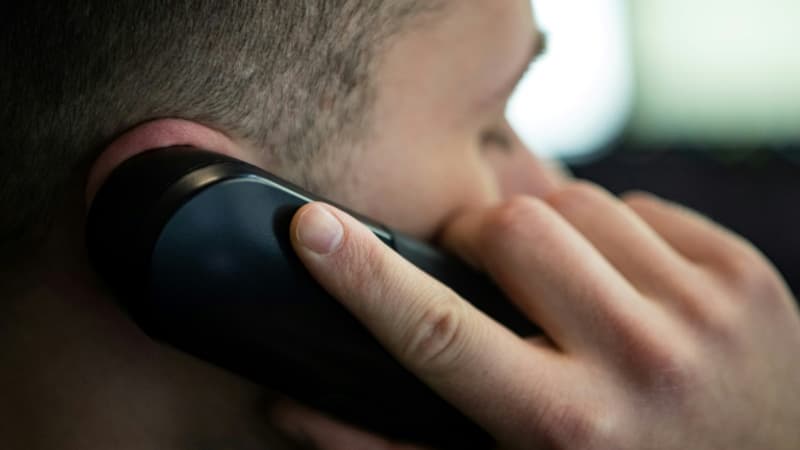 Un-membre-du-CROSS-Gris-Nez-au-telephone-avec-un-migrant-a-bord-d-un-bateau-essayant-de-traverser-la-Manche-vers-la-Grande-Bretagne-au-Cap-Gris-Nez-dans-le-Pas-de-Calais-le-16-mars-2022-1372192