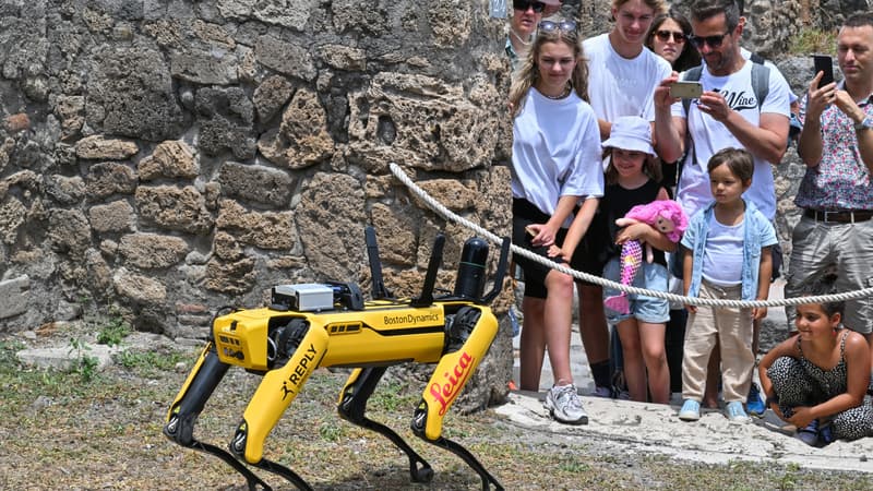 Spot, le chien-robot de Boston Dynamics, surveille les ruines de Pompéi