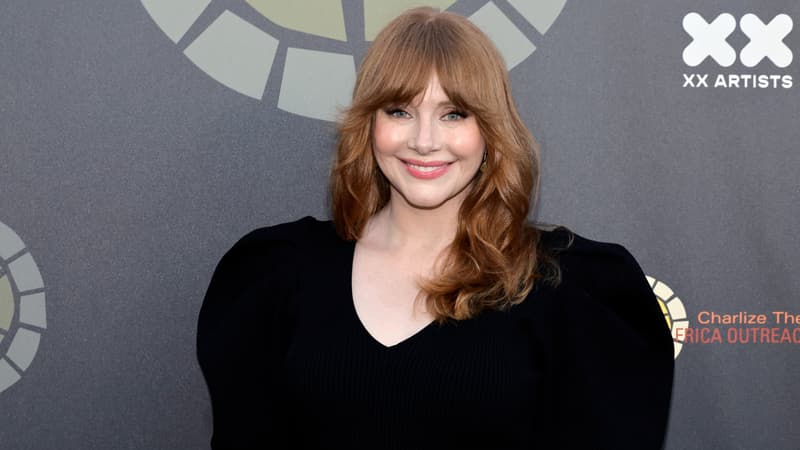 Bryce Dallas Howard confie avoir été “bien moins payée” que Chris Pratt pour la trilogie “Jurassic World”