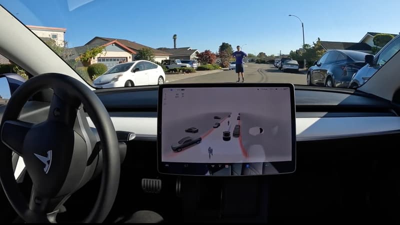 Un propriétaire de Tesla teste le pilotage automatique sur ses enfants, YouTube supprime la vidéo