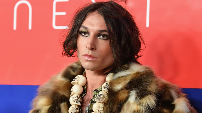 Déboires judiciaires: Ezra Miller s’excuse et maintient son engagement pour jouer dans “The Flash”