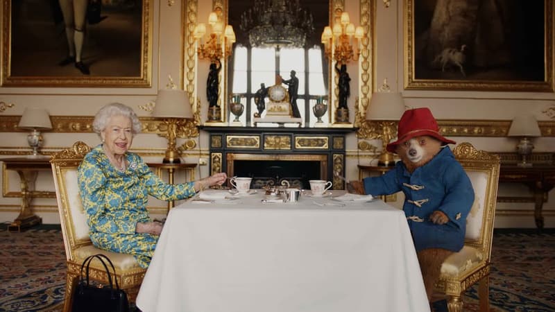 “Thank you Ma’am, for everything”: l’ours Paddington rend hommage à la reine Elizabeth II