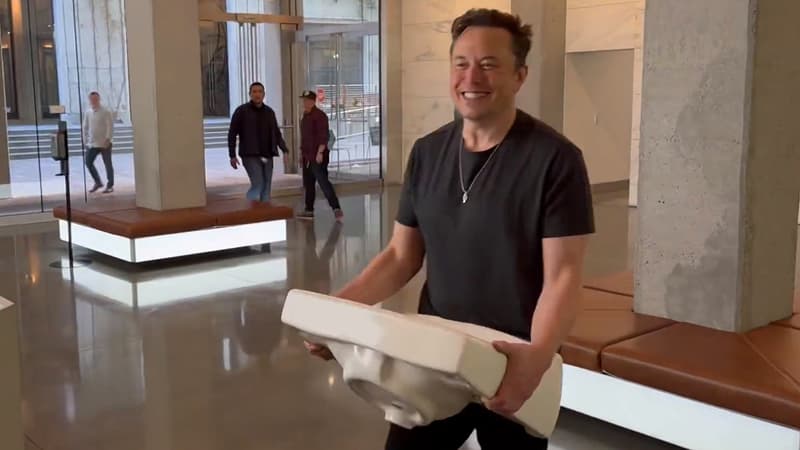 Elon Musk se rebaptise “Chef Twit” et se fait filmer au siège de Twitter avec un lavabo dans les mains