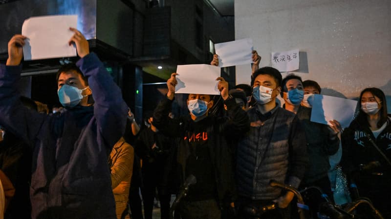 Des-manifestants-brandissent-une-feuille-blanche-pour-protester-contre-la-politique-zero-Covid-du-gouvernement-a-Shanghai-en-Chine-1528979