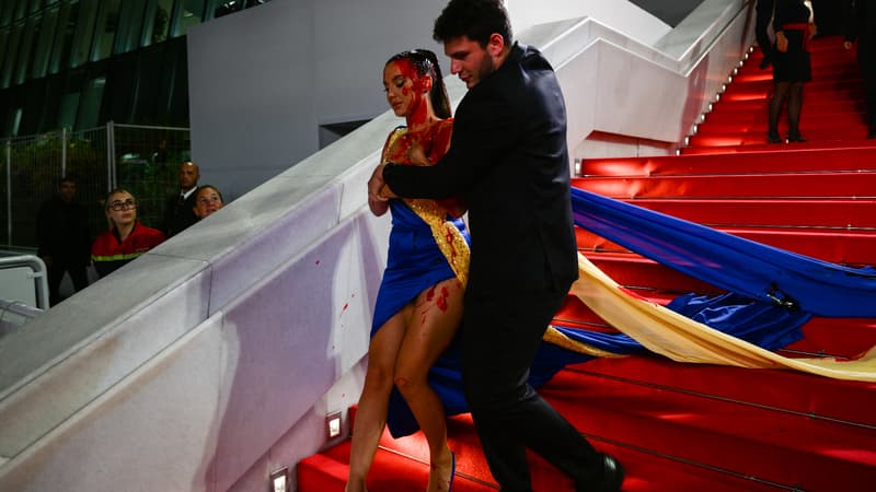Cannes: une femme vêtue aux couleurs de l’Ukraine se recouvre de faux sang sur le tapis rouge