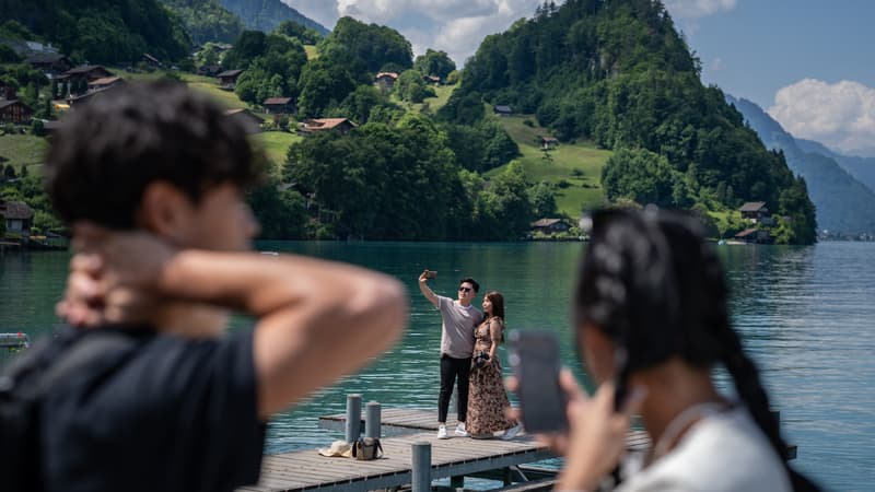 La jetée d’un petit village suisse submergée par les touristes à cause d’une série Netflix