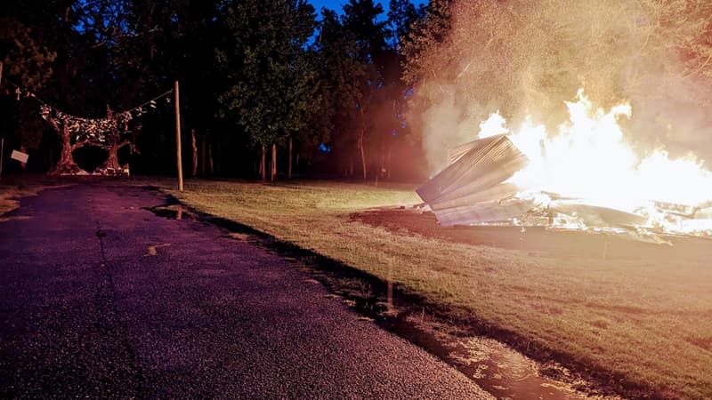 Une maison du film “Big Fish” de Tim Burton en feu après avoir été frappée par la foudre