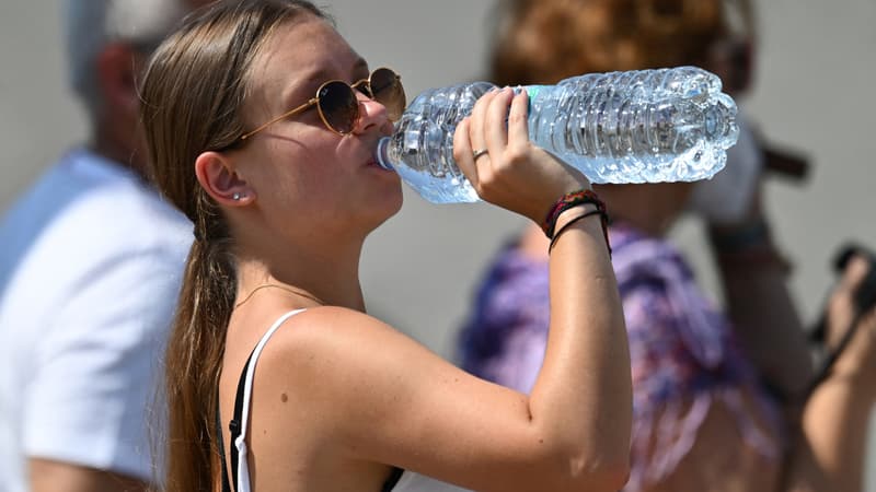 Bouteille-d-eau-en-plastique-1454064