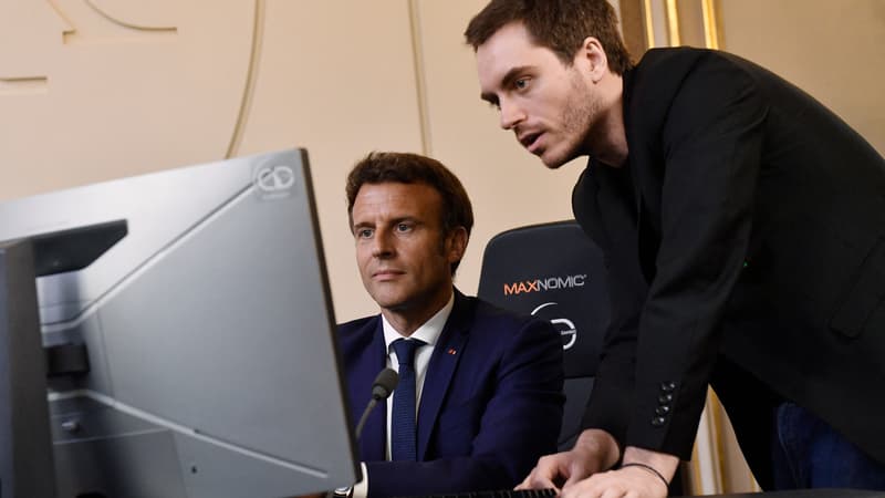 Le-president-de-la-Republique-Emmanuel-Macron-joue-a-jeu-video-aux-cotes-d-Adrien-Nougaret-alias-ZeratoR-lors-d-une-reunion-d-acteurs-de-l-esport-a-l-Elysee-le-3-juin-2023-1707753