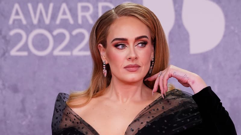 “Le meilleur personnage comique au monde”: Adele rend hommage à Matthew Perry en plein concert