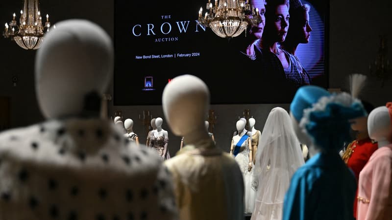 À Londres, costumes et décors de “The Crown” s’envolent pour des milliers de livres aux enchères