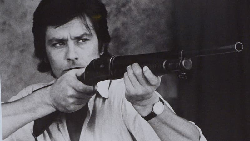 Armes à feu et munitions retrouvées chez Alain Delon: pourquoi l’acteur aime tant les armes