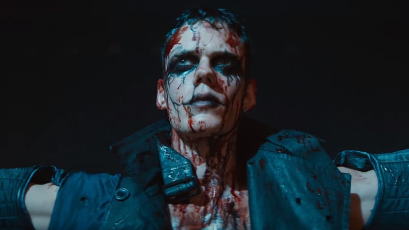 “The Crow”: Bill Skarsgård inquiétant dans la bande-annonce sanglante du remake