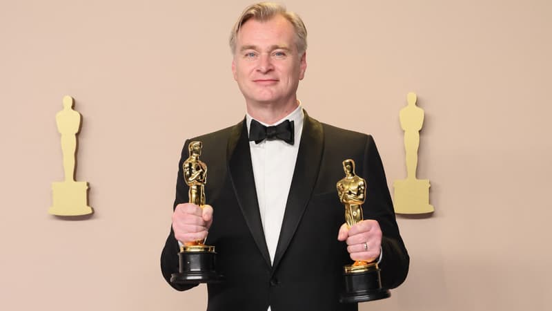 Christopher-Nolan-posant-avec-ses-deux-Oscars-le-11-mars-2024-a-Los-Angeles-1822507