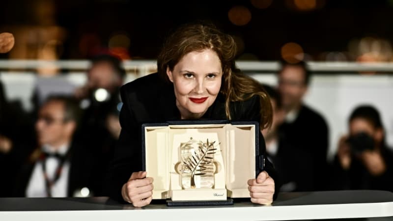 La-realisatrice-Justine-Triet-apres-avoir-remporte-la-Palme-d-Or-pour-le-film-Anatomie-d-une-Chute-lors-de-la-ceremonie-de-cloture-du-Festival-de-Cannes-le-27-mai-2023-1712445