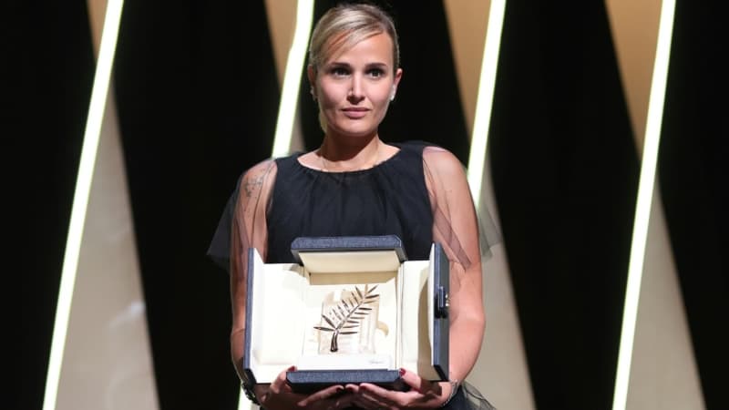 La-realisatrice-Julia-Ducournau-recompensee-par-la-Palme-d-or-pour-son-film-Titane-le-17-juillet-2021-au-Festival-de-Cannes-1069847