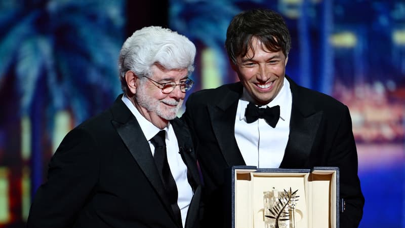 Le-realisateur-Sean-Baker-recevant-la-Palme-d-or-de-la-part-de-George-Lucas-le-25-mai-2024-au-Festival-de-Cannes-1870363