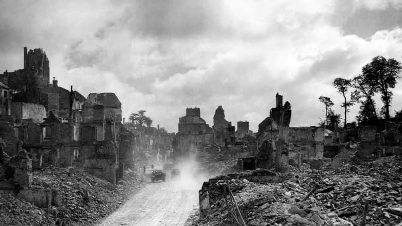Des-vehicules-blindes-americains-sur-une-route-bordee-de-ruines-dans-la-ville-de-Saint-Lo-en-1944-pendant-la-Seconde-Guerre-mondiale-1875872
